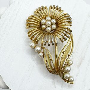 Vintage Lisner Brooch Pin Sunflower Flower Bloom Faux Pearl Gold Tone Estate